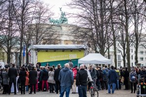 Rally nearby the Brandenburg Gate © Stiftung Denkmal, Photo: Marko Priske
